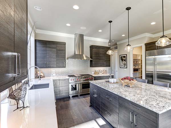 Modern White Kitchen in Estate Home. Measure Up Construction serving Portland OR & Beaverton OR provides exceptional kitchen remodel and kitchen design services.